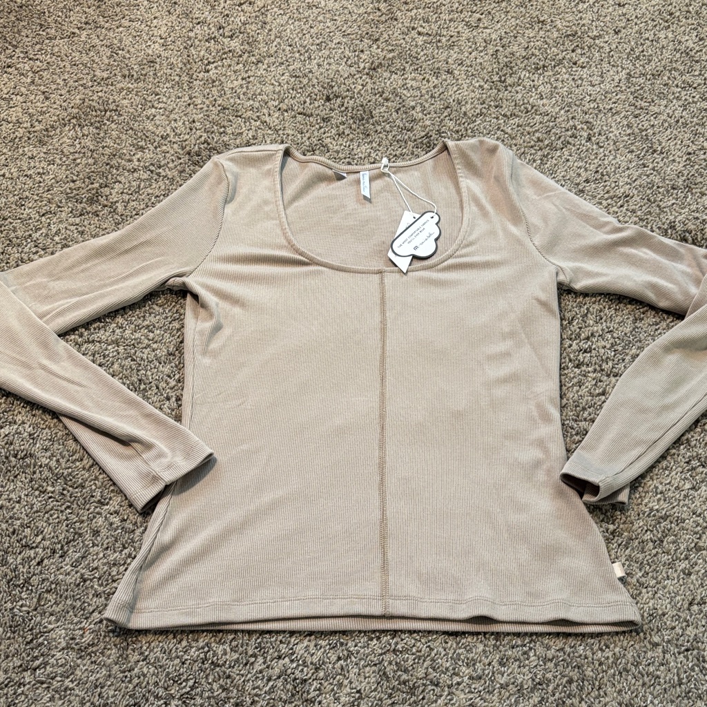 Travis Mathew Beige Long Sleeve Top Size Medium Nwt
